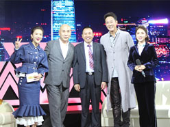 新望董事長(zhǎng)羅永輝與著名歌星劉尊老師、汪正正老師、郭津彤老師、主持人雅琪在北京電視臺(tái)錄制節(jié)目現(xiàn)場(chǎng)親切合影
